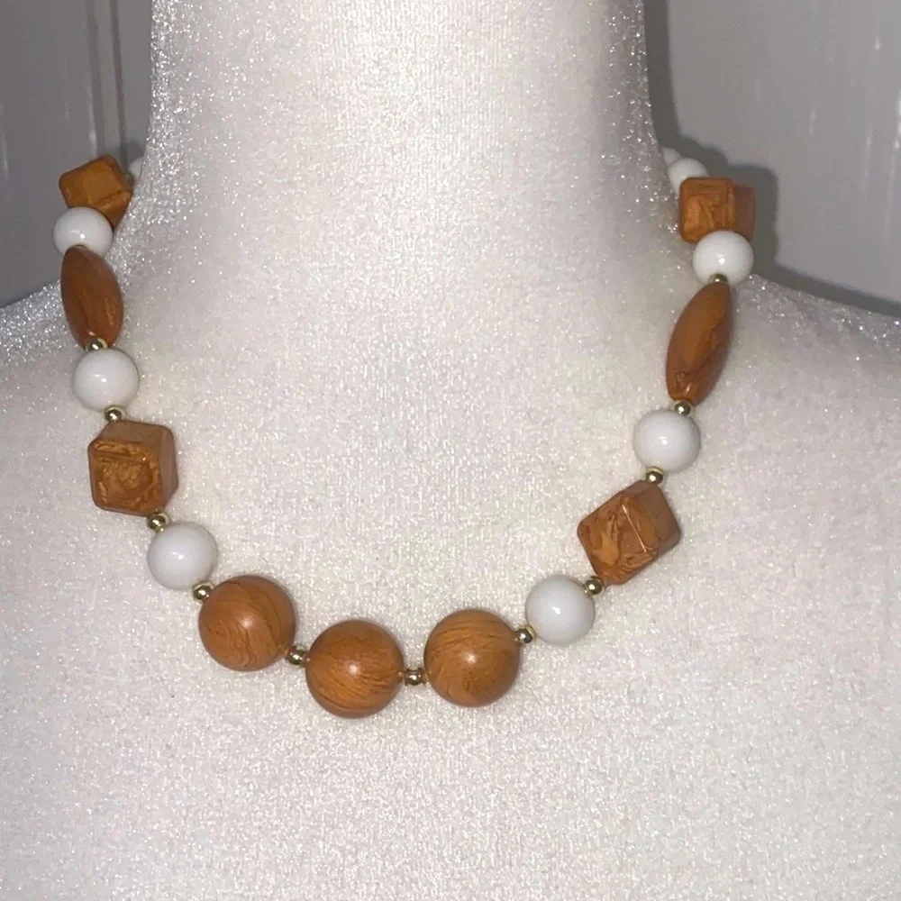 ❌SOLD!❌Wood White Beaded Chunky Summer Beach Nautical Vacation Bohemian Necklace